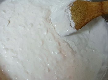 step3: 將煮蘿蔔的水與粟粉，和沾粉拌勻至沒有粉粒