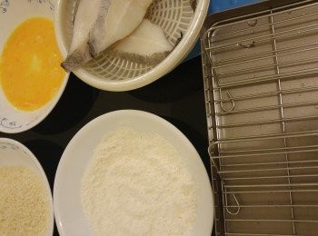 step1: 先洗淨比目魚後抹乾水份後加<span class="group_2">醃料</span>。