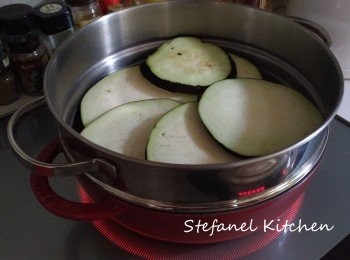 step1: 準備一煲熱水，茄子洗淨切片，水滾後平放在蒸架上大火蒸6分鐘，
用叉輕易穿過茄子表示已熟透