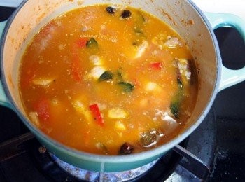 step14: 14.將米與液體鋪平整，蓋上鍋蓋，煮約5分鐘，冒出蒸氣為止，轉小火。