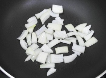 step2: 取一鍋~倒入些許油將洋蔥炒香^^