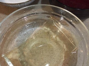 step5: 將魚膠片用清水浸泡至軟身，然後隔水備用