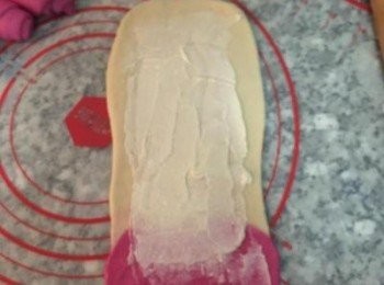 step14: 在白色的部位，抹上内餡。