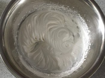 step4: 蛋白加入25g砂糖和檸檬汁打發至企身，成<span class="group_2">蛋白霜</span>。
