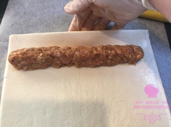 step3: 將肉碎分4份，每一份都長型咁放上酥皮