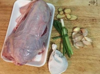 step1: 牛腱一條洗淨；蔥洗淨折綁起來；蒜頭洗淨拍扁；薑洗淨切片。