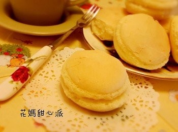 step7: 將烤好的小圓餅塗上奶油霜兩片夾在一起,完成