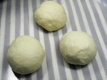 step3: 將麵團中空氣拍出，平分三等份，醒10分