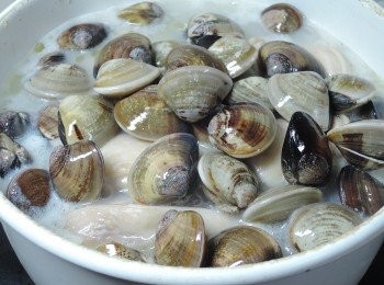 step4: 加入蛤蜊後再蓋上鍋蓋，煮至蛤蜊打開即可!!