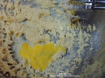 step4: 雞蛋打散之後分3~4與奶油拌勻，每一次蛋液被吸收之後再倒一些去拌，直到用完為止