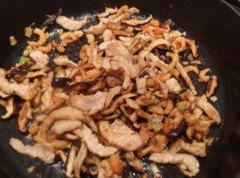 step8: 從鍋緣邊倒入一些醬油及烏醋稍微翻炒出香味。由於<span class="group_4">配菜</span>裡的高麗菜已有蔬菜自然的鮮甜,此步驟可以不用加糖做調味。