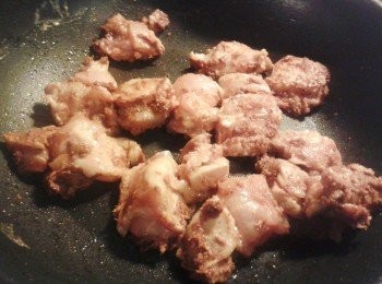 step3: 下雞件拌勻，不停炒至熟透