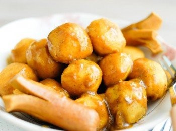 step5: 將魚蛋盛起，然後下 （3茶匙生粉＋2湯匙水）與煲內的醬汁拌勻，用小火煮一分鐘後，再淋在魚蛋上即成～