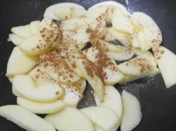 step3: 接著灑上適量肉桂粉拌炒^^