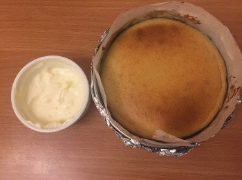 step11: 芝士餅取出後，先離檯約 3至4吋的位置向下拋3-4次將熱空氣走散，可以防止餅身回縮。

留意焗爐需保持預熱為160℃