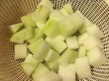 step1: 冬瓜去皮去芯切粒