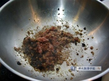 step5: 加入豬肉續炒勻。