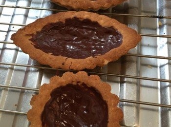 step6: 黑巧克力溶解為液體後，塗入撻底，