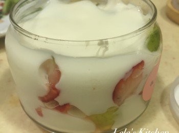 step2: 倒入優格，到罐子大約8-9分滿