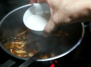 step5: 馬蹄粉40g,用食用開水開溶,再慢慢加入湯內,加入時用湯穀不停於中間轉圈攪動,煮到湯杰身(用馬蹄粉打芡是不會有生水情況出現,生水即是不會變回水,保持杰身狀態)