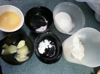 step1: 將低筋麵粉放入所有材料搓勻後放置1小時