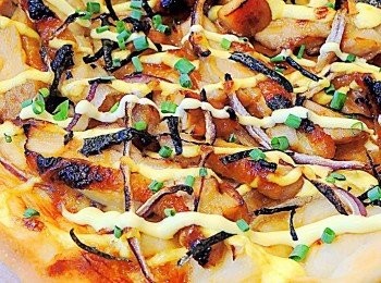 step10: 取出薄餅，撒上紫菜絲和青蔥粒，切件便成。