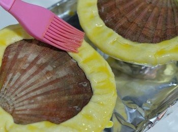 step5: 在酥皮上塗上蛋液，放入焗爐200度10分鐘，取出用小刀打開頂蓋，上碟便可。