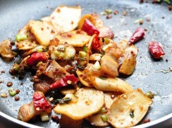 step5: 快速攪拌後，讓所有<span class="group_1">食材</span>吸收醬料的香氣即可關火