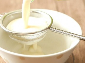 step6: 以小孔網篩過濾，倒入碗中，去除不能過篩的東西。如表面有小氣泡，可以用匙羹撇走。