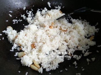 step5: 將蒜香雞油放入鑊中燒熱 , 加入白飯炒散不黏鑊