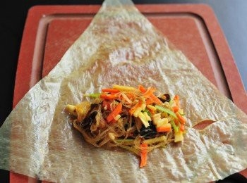 step3: 腐皮用濕布略為抹乾淨，將材料（每條大約45克）放在腐皮闊的一邊