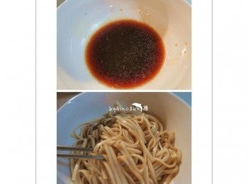 step6: 撈一匙滷汁將麵拌勻