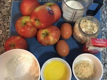 step1: 量備好所有的料，蘋果要買脆的，鬆的容易碎。 低粉與泡打粉及鹽放一起，等一下一起篩到全蛋液中。