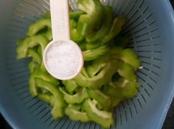 step5: 落1茶匙鹽將苦瓜醃約15分鐘再沖水洗去咸味
