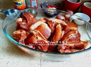 step3: 豬扒放入器皿內 , 加入醃料及一份薑汁拌勻 , 蓋上保鮮紙靜待1小時