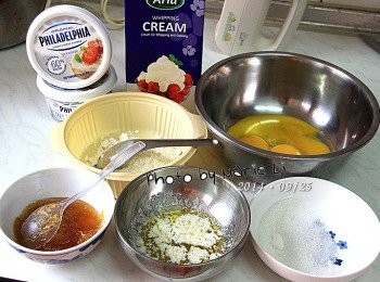 step2: 製作《乳酪餡》：

奶油乳酪：        450g
細砂糖：           20g
蛋黃(室溫)：       4顆
動物性鮮奶油：     50g
低筋麵粉：         40g
柚子醬：           80g
無鹽奶油：         40g



所有<span class="group_1">食材</span>量秤好
先將無鹽奶油隔水加熱成液狀油
低筋麵粉先過篩備用
奶油乳酪放室溫軟化備用


※自製柚子醬：黃金蜂蜜香柚果醬