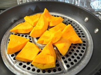 step2: 南瓜去皮去籽，切小塊放上蒸鍋蒸軟。