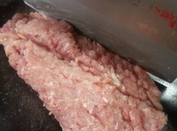 step1: 先將瘦肉洗淨切粒剁碎