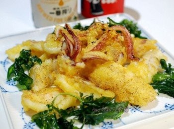 step5: 起鍋後依照個人喜好撒上胡椒鹽或檸檬汁即可享用。嘴饞時也可以在家自己動手做出路邊攤及夜市受歡迎的小吃。ps:油炸品不建議常吃,偶爾食用尚可。至少自己做的品質有把關,吃得較安心~