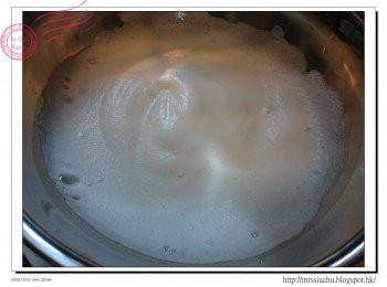 step2: 先打蛋白霜, 碗中不可以有油、水及蛋黃。低速打蛋白成白色泡沫狀時加入一半糖。