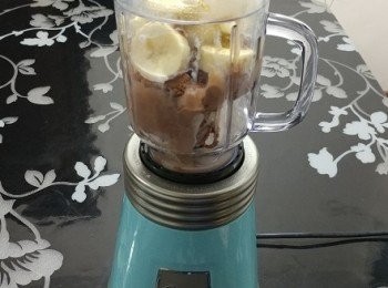 step1: 先將香蕉切片, 加入雪糕;  鮮奶及煉奶放進瓶內