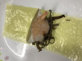 step2: 鋪好腐竹，放上木耳，粟米仔，墨魚滑同埋蝦，再捲成一個捲，放在碟上