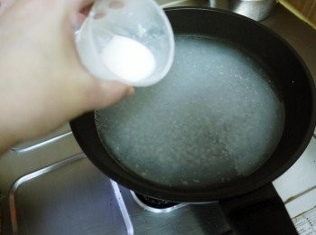 step7: 【<span class="group_2">咖哩醬</span>汁煮法】2杯水滾後，勾薄欠