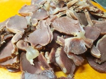 step4: 盛起火<a href="https://bit.ly/3uTwVKG" target="_blank" data-keyword="雞腎" class="guide-link"><strong>雞腎</strong></a> <span style="display:inline-block;vertical-align:middle;margin-top:-3px;color:initial;border-radius:3px;padding:2px 3px;font-size:12px;line-height:14px;background:#87d300;color:#fff;">即買</span> ，放涼後切成薄片。