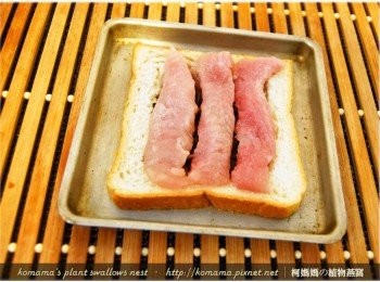 step4: 將虱目魚菲力排放在內四角形中，並淋上些許青檸酸辣黑菇醬的醬汁。