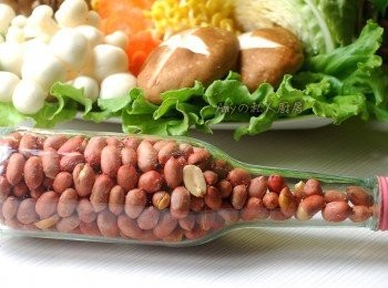 step9: 將花生裝在酒瓶中，有復古的味道，也可以有較好的風味保存。