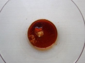 step4: 將糖及五印醋(或其他的醋,如米醋亦可),辣椒粉,蒜末混合均勻。