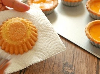 step18: 稍為放涼後把蛋撻逐個翻轉，輕輕敲撻模底部讓蛋撻脫模。