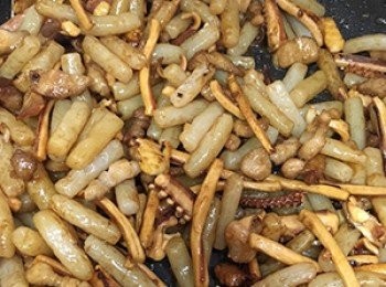 step4: 熱鍋不需要油，將五花肉煎到油出來，再將魷魚、蒟蒻腳筋放入一起炒到微焦，放入蒜頭略爆香後加入醬油、五香粉、胡椒粉、糖、鹽拌炒均勻後盛起放一旁備用。