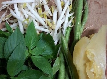 step24: 這是南掗咖哩很重要的配菜!有豆芽、九層塔、長豆、酸菜